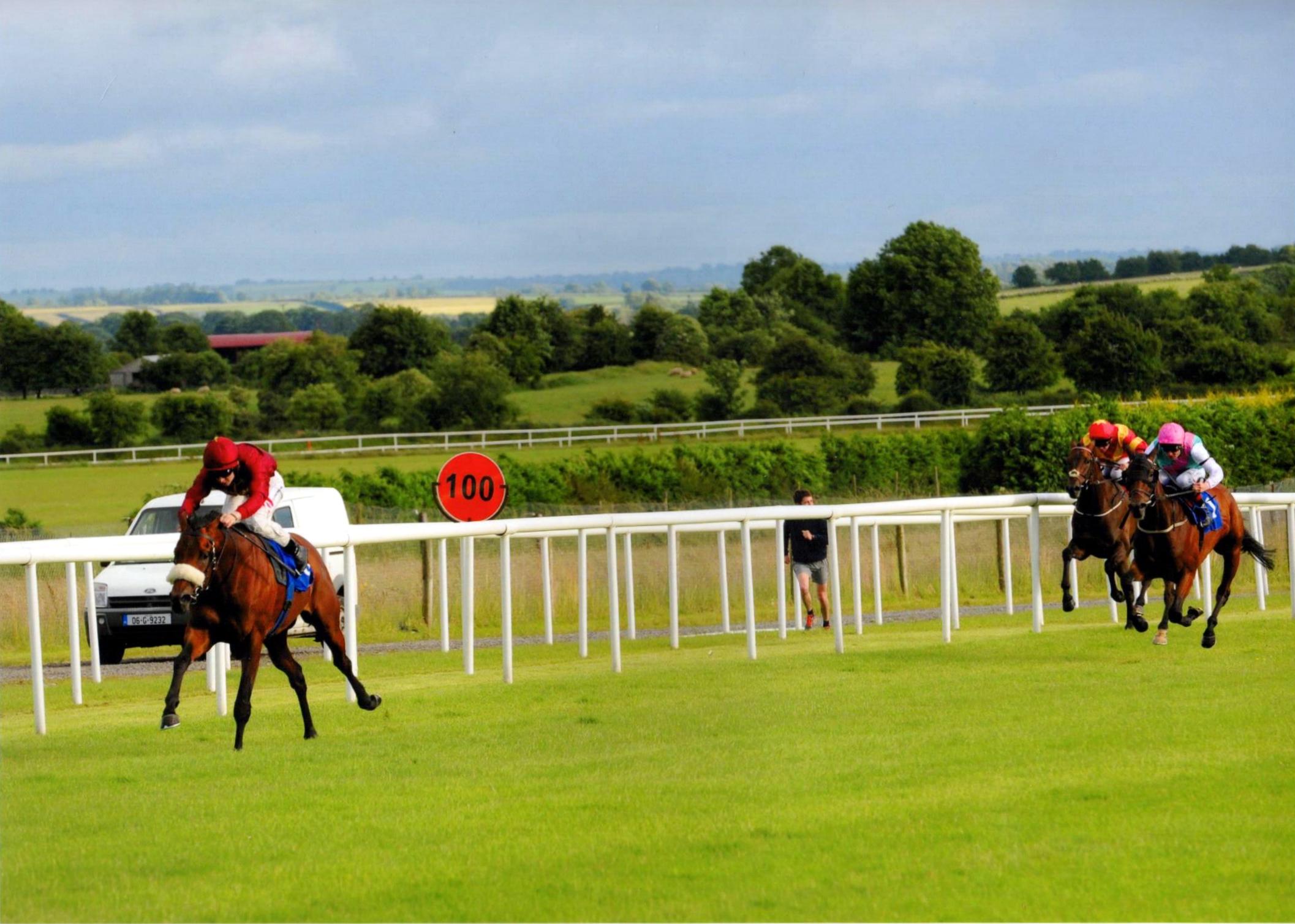 SAVANNAH STORM wins in fine style at Roscommon 4th July 2016